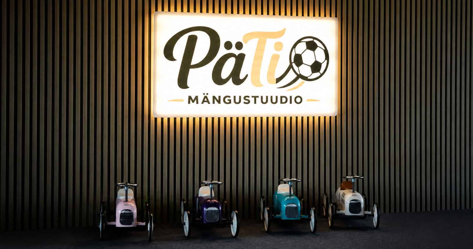Päti mängustuudio logo ja jalgrattad laste mänguala ees.