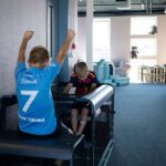 Lapsed mängivad Päti mängustuudio sisekohas, rõõmsad ja mängulised.